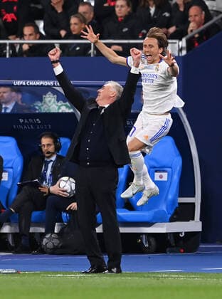 Fussball CHL FINALE 2021 2022 Finale in Paris 28.05.2022 FC Liverpool - Real Madrid SCHLUSSUBEL Real Madrid; Trainer Carlo Ancelotti (li) und Luka Modric (re) freuen sich ueber den CHL Sieg