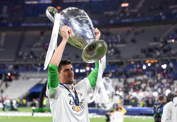Fussball CHL FINALE 2021 2022 Finale in Paris 28.05.2022 FC Liverpool - Real Madrid Torwart Thibaut Courtois (Real Madrid) reckt den Champions League Pokal in die Hoehe