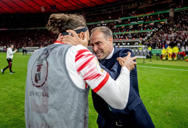 Leipzigs Vorstandsvorsitzender Oliver Mintzlaff jubelt mit Yussuf Poulsen ueber den Pokalsieg. DFB-Pokalfinale 2022 SC Freiburg - RB Leipzig 2:4 i.E.. 21. Mai 2022 Olympiastadion, Berlin. SC Freiburg - RB Leipzig 2:4 i.E.