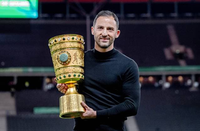 Leipzigs Cheftrainer Trainer Coach Domenico Tedesco praesentiert nach dem Pokalsieg den Pokal. DFB-Pokalfinale 2022 SC Freiburg - RB Leipzig 2:4 i.E.. 21. Mai 2022 Olympiastadion, Berlin. SC Freiburg - RB Leipzig 2:4 i.E.