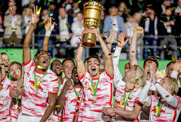 Leipzigs Andre Silva stemmt den Pokal fuer sein Team in die Hoehe. DFB-Pokalfinale 2022 SC Freiburg - RB Leipzig 2:4 i.E.. 21. Mai 2022 Olympiastadion, Berlin. SC Freiburg - RB Leipzig 2:4 i.E.