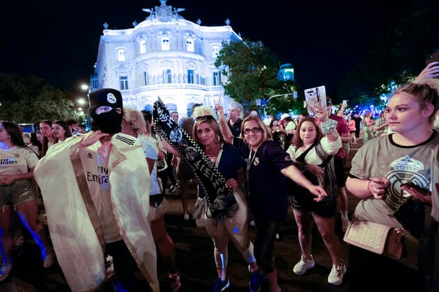 Champions League Celebration Real Madrid fans celebrate the victory of their team against Liverpool 0-1 in the Champions League Trophy, in Madrid, Spain, on May 28, 2022. Madrid Madrid Spain  Copyright: xTomasxCallex originalFilename:calle-fansofre220528_npVJg.jpg