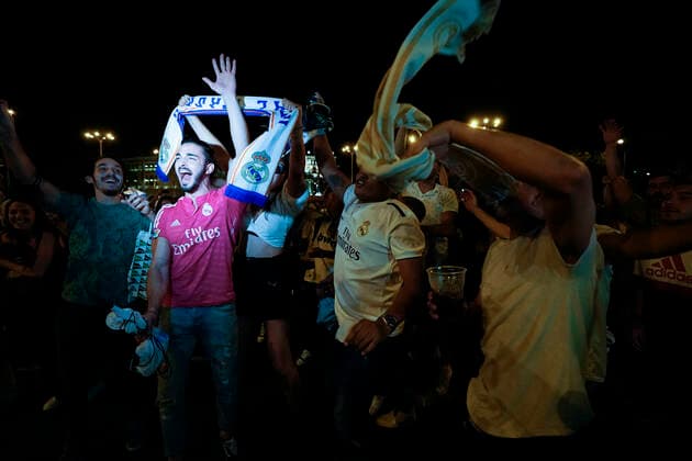 Champions League Celebration Real Madrid fans celebrate the victory of their team against Liverpool 0-1 in the Champions League Trophy, in Madrid, Spain, on May 28, 2022. Madrid Madrid Spain  Copyright: xTomasxCallex originalFilename:calle-fansofre220528_npXGO.jpg