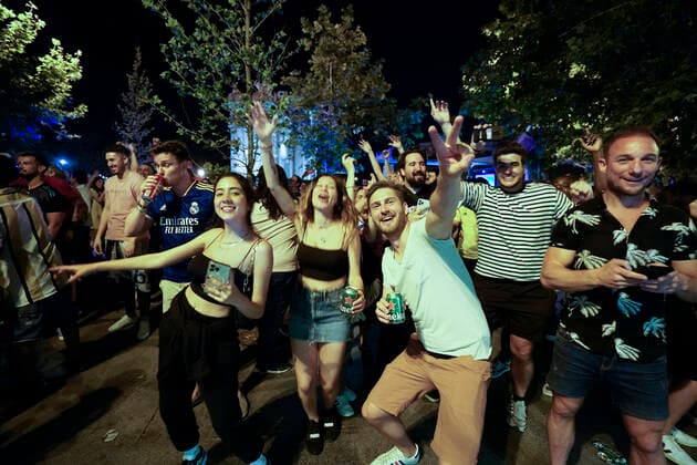 Champions League Celebration Real Madrid fans celebrate the victory of their team against Liverpool 0-1 in the Champions League Trophy, in Madrid, Spain, on May 28, 2022. Madrid Madrid Spain  Copyright: xTomasxCallex originalFilename:calle-fansofre220528_npav4.jpg