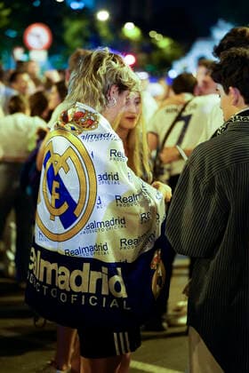 Champions League Celebration Real Madrid fans celebrate the victory of their team against Liverpool 0-1 in the Champions League Trophy, in Madrid, Spain, on May 28, 2022. Madrid Madrid Spain  Copyright: xTomasxCallex originalFilename:calle-fansofre220528_npVcn.jpg