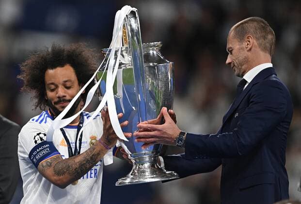 France Soccer Champions League Liverpool - Real Madrid 8203193 28.05.2022 Real s Marcelo gets the trophy from UEFA President Aleksander Ceferin during the awarding ceremony after winning the Champions League in Paris, France. Alexey Filippov Sputnik Paris France  Copyright: xAlexeyxFilippovx