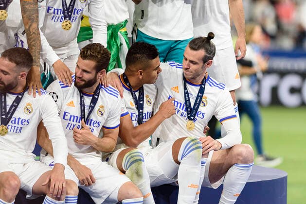 PARIS, FRANCE - MAY 28: Carlos Casemiro of Real Madrid CF (C) and Gareth Bale of Real Madrid CF (R) celebrating after winning Liverpool during the UEFA Champions League final match between Liverpool FC and Real Madrid at Stade de France on May 28, 2022 in Paris, France. Paris Stade de France France Copyright: xJustPictures.ch AdamxSobralx