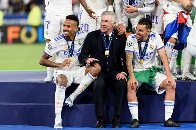 PARIS, FRANCE - MAY 28: Real Madrid Head Coach Carlo Ancelotti (C) Eder Militao of Real Madrid CF (L) and Daniel Ceballos of Real Madrid CF (R) celebrating after winning Liverpool during the UEFA Champions League final match between Liverpool FC and Real Madrid at Stade de France on May 28, 2022 in Paris, France. Paris Stade de France France Copyright: xJustPictures.ch AdamxSobralx