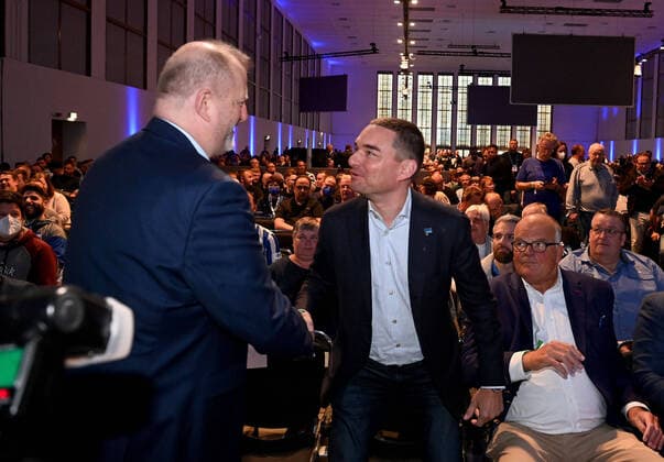 Sport Themen der Woche KW21 Sport Bilder des Tages Fussball, Herren, Saison 2021 22, 1. Bundesliga, Hertha BSC, Ordentliche Mitgliederversammlung in der Messe Berlin, v. l. Geschäftsführer Ingo Schiller (Hertha), Investor Lars Windhorst (Hertha BSC), Andreas Fritzenkötter (Sprecher von Investor Lars Windhorst), 29.05. 2022, *** Football, men, season 2021 22, 1 Bundesliga, Hertha BSC, Ordinary General Meeting at Messe Berlin, f l Managing Director Ingo Schiller Hertha , Investor Lars Windhorst Hertha BSC , Andreas Fritzenkötter Spokesman for Investor Lars Windhorst , 29 05 2022, Copyright: xMatthiasxKochx