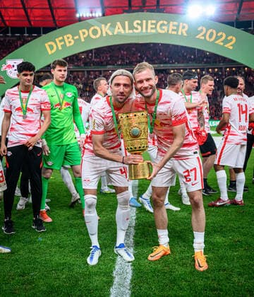 Leipzigs Kevin Kampl und Konrad Laimer posieren mit Pokal. DFB-Pokalfinale 2022 SC Freiburg - RB Leipzig. 21. Mai 2022 Olympiastadion, Berlin. SC Freiburg - RB Leipzig