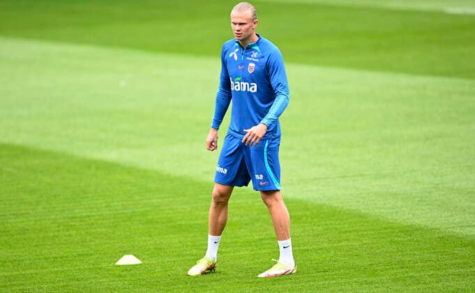 Sport Themen der Woche KW21 Fotballandslaget trener Oslo 20220529. Erling Braut Haaland trener pa Ullevaal stadion i forbindelse med at laget skal spille 4 kamper pa 11 dager. Foto: Annika Byrde NTB Oslo Norge Ref:cwXDAG4tJIg.jpg *** The national football team coaches Oslo 20220529 Erling Braut Haaland coaches at Ullevaal Stadium in connection with the team playing 4 matches in 11 days Photo Annika Byrde NTB Oslo Norway Copyright: xAnnikaxByrdex xNTBx EDITORIAL USE ONLY. RESTRICTED USE FOR BETTING COMPANIES