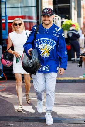 Valtteri Bottas (Alfa Romea F1 Team) mit Eishockey Trikot von Finnland, Grosser Preis von Monaco 2022, Motorsport, Formel 1, 29.05.2022 Grosser Preis von Monaco 2022, Motorsport, Formel 1, 29.05.2022 Monte Carlo Copyright: xEibner-Pressefoto AlexanderxNeisx EP_ANS