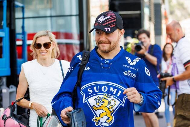 Valtteri Bottas (Alfa Romea F1 Team) mit Eishockey Trikot von Finnland, Grosser Preis von Monaco 2022, Motorsport, Formel 1, 29.05.2022 Grosser Preis von Monaco 2022, Motorsport, Formel 1, 29.05.2022 Monte Carlo Copyright: xEibner-Pressefoto AlexanderxNeisx EP_ANS