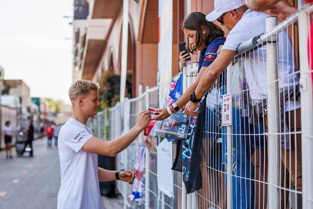 Mick Schumacher (Haas F1 Team) schreibt Autogramme, Grosser Preis von Monaco 2022, Motorsport, Formel 1, 29.05.2022 Grosser Preis von Monaco 2022, Motorsport, Formel 1, 29.05.2022 Monte Carlo Copyright: xEibner-Pressefoto AlexanderxNeisx EP_ANS