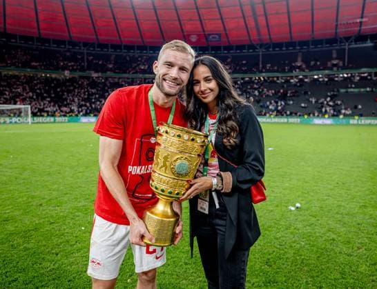 Leipzigs Konrad Laimer und seine Freundin Ines-Sarah praesentieren die Trophaee nach dem Spiel. DFB-Pokalfinale 2022 SC Freiburg - RB Leipzig 2:4 i.E.. 21. Mai 2022 Olympiastadion, Berlin. SC Freiburg - RB Leipzig 2:4 i.E.