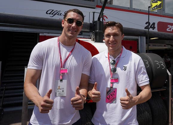 FORMULA 1 GRAND PRIX DE MONACO 2022 29.05.2022, Monaco Circuit, Monte Carlo, FORMULA 1 GRAND PRIX DE MONACO 2022 , im Bild Fussballspieler von Juventus Turin, Dusan Vlahovic (L) und Federico Chiesa.