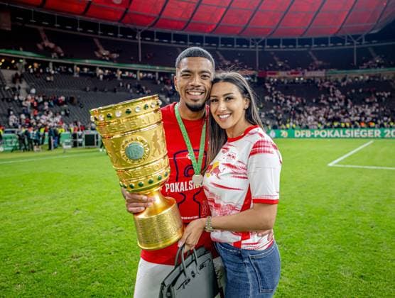 Leipzigs Benjamin Henrichs und seine Freundin Luana praesentieren die Trophaee nach dem Spiel. DFB-Pokalfinale 2022 SC Freiburg - RB Leipzig 2:4 i.E.. 21. Mai 2022 Olympiastadion, Berlin. SC Freiburg - RB Leipzig 2:4 i.E.