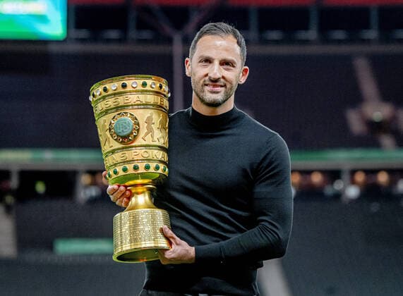 Leipzigs Cheftrainer Trainer Coach Domenico Tedesco jubelt ueber den Pokalsieg und praesentiert die Trophaee. DFB-Pokalfinale 2022 SC Freiburg - RB Leipzig 2:4 i.E.. 21. Mai 2022 Olympiastadion, Berlin. SC Freiburg - RB Leipzig 2:4 i.E.