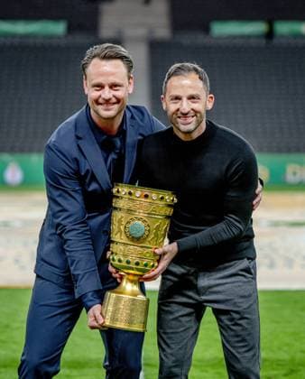 Leipzigs Cheftrainer Trainer Coach Domenico Tedesco und Christopher Vivell (Technischer Direktor) praesentieren die Trophaee nach dem Spiel. DFB-Pokalfinale 2022 SC Freiburg - RB Leipzig 2:4 i.E.. 21. Mai 2022 Olympiastadion, Berlin. SC Freiburg - RB Leipzig 2:4 i.E.
