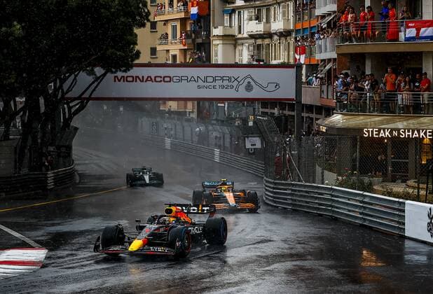 MONTE-CARLO - Max Verstappen (1) with the Oracle Red Bull Racing RB18 Honda and Lando Norris (4) with the McLaren MCL36 during formation lap of the F1 Grand Prix of Monaco at Circuit de Monaco on May 29, 2022 in Monte-Carlo, Monaco . REMKO DE WAAL F1 Grand Prix van Monaco, RACE 2022 xVIxANPxSportx xxANPxIVx