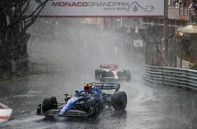 MONTE-CARLO - Nicholas Latifi (6) driving the Williams FW44 and Guanyu Zhou (24) driving the Alfa Romeo C40 during the formation lap of the F1 Grand Prix of Monaco at Circuit de Monaco on May 29, 2022 in Monte-Carlo, Monaco. REMKO DE WAAL F1 Grand Prix van Monaco, RACE 2022 xVIxANPxSportx xxANPxIVx
