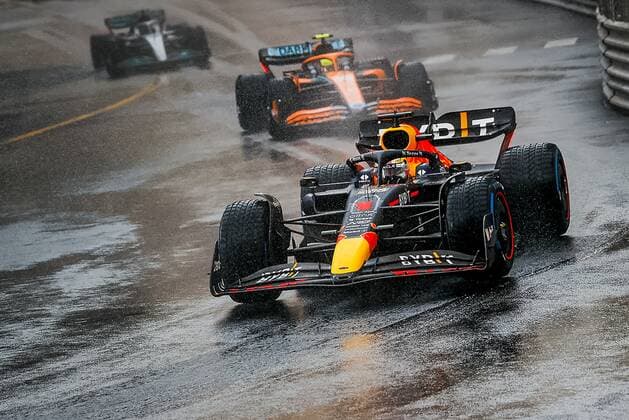 MONTE-CARLO - Max Verstappen (1) driving the Oracle Red Bull Racing RB18 Honda and Lando Norris (4) driving the McLaren MCL36 during the formation lap of the F1 Grand Prix of Monaco at Circuit de Monaco on May 29, 2022 in Monte-Carlo, Monaco. REMKO DE WAAL F1 Grand Prix van Monaco, RACE 2022 xVIxANPxSportx xxANPxIVx