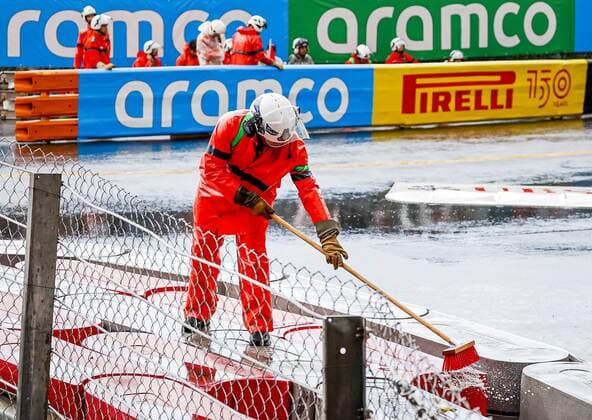 MONTE-CARLO - A marshall attempts to clear water during the race of the F1 Monaco Grand Prix at Circuit de Monaco on May 29, 2022 in Monte-Carlo, Monaco. REMKO DE WAAL F1 Grand Prix van Monaco, RACE 2022 xVIxANPxSportx xxANPxIVx