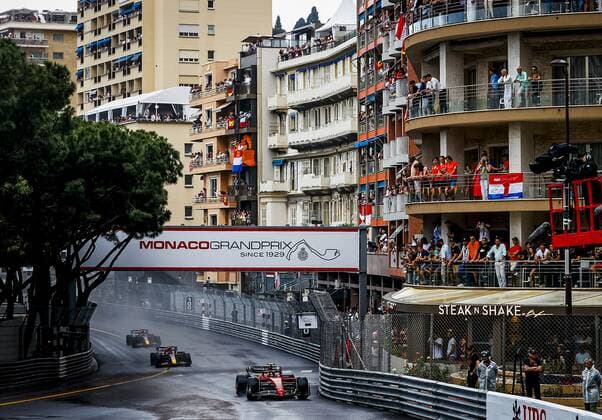 MONTE-CARLO - Carlos Sainz (55) with the Ferrari, Sergio Perez (11) with the Oracle Red Bull Racing RB18 Honda and Max Verstappen (1) with the Oracle Red Bull Racing RB18 Honda with the Ferrari during the F1 Grand Prix of Monaco at Circuit de Monaco on May 29, 2022 in Monte-Carlo, Monaco. REMKO DE WAAL F1 Grand Prix van Monaco, RACE 2022 xVIxANPxSportx xxANPxIVx