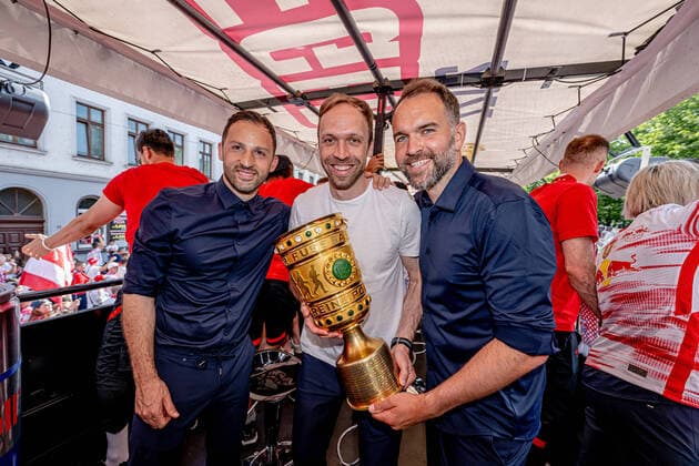 Das Team von RB Leipzig faehrt mit einem Autokorso vom Rathaus der Stadt zur Festwiese, hier Cheftrainer Trainer Coach Domenico Tedesco, Co-Trainer Andreas Hinkel und Co-Trainer Max Urwantschky Empfang RB Leipzig nach dem DFB-Pokalfinale 2022 gegen den SC Freiburg. 22. Mai 2022 Festwiese, Leipzig (Sachsen). Empfang RB Leipzig Pokalfinale 2022