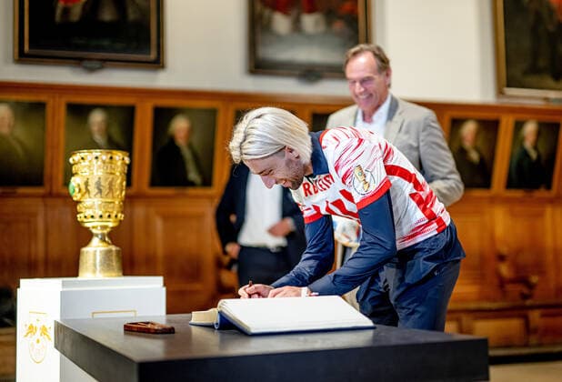 Das Team von RB Leipzig traegt sich im Rathaus in das Goldene Buch der Stadt Leipzig ein, hier Kevin Kampl und Oberbuergermeister Burkhard Jung. Empfang RB Leipzig nach dem DFB-Pokalfinale 2022 gegen den SC Freiburg. 22. Mai 2022 Altes Rathaus, Leipzig (Sachsen). Empfang RB Leipzig Pokalfinale 2022