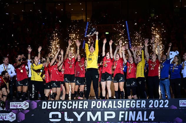 Bilder des Jahres 2022, Sport 05 Mai Sport Themen der Woche KW21 Sport Bilder des Tages Handball I Frauen I Saison 2021-2022 I OLYMP Final4 2022 I Finale I SG BBM Bietigheim - VfL Oldenburg I 29.05.2022 Jubel, Begeisterung, Enthusiasmus, Euphorie, Freude, Glücksgefühl, Heiterkeit bei: Pokalsieger SG BBM Bietigheim Stuttgart Porsche-Arena Baden-Württemberg Deutschland *** Handball I Women I Season 2021 2022 I OLYMP Final4 2022 I Final I SG BBM Bietigheim VfL Oldenburg I 29 05 2022 Jubel, enthusiasm, enthusiasm, euphoria, joy, happiness, cheerfulness at cup winner SG BBM Bietigheim Stuttgart Porsche Arena Baden Württemberg Germany Copyright: xLobeca FelixxSchlikisx