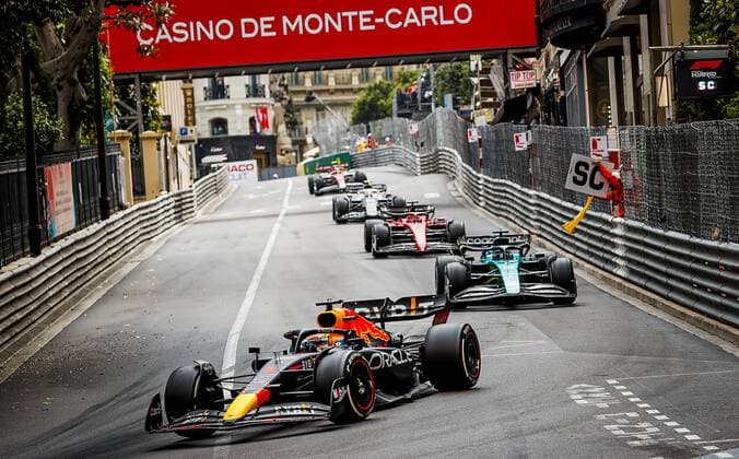 MONTE-CARLO - Max Verstappen (1) driving the Oracle Red Bull Racing RB18 Honda and Lance Stroll (18) driving the Aston Martin AMR22 during the Monaco F1 Grand Prix at Circuit de Monaco on May 29, 2022 in Monte-Carlo, Monaco. REMKO DE WAAL F1 Grand Prix van Monaco, RACE 2022 xVIxANPxSportx xxANPxIVx