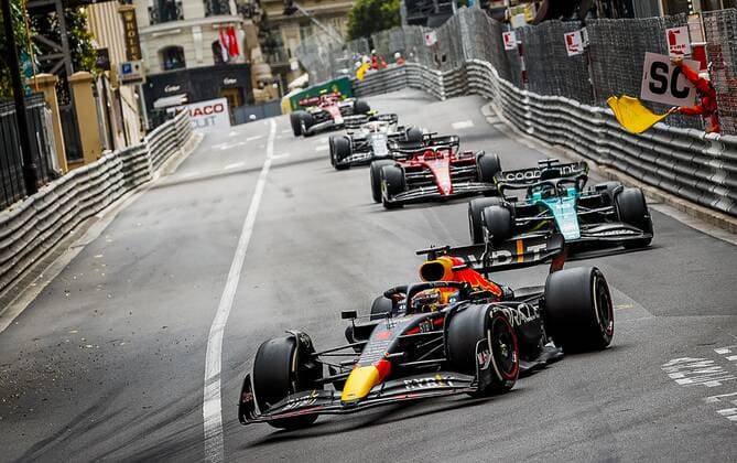 MONTE-CARLO - Max Verstappen (1) driving the Oracle Red Bull Racing RB18 Honda and Lance Stroll (18) driving the Aston Martin AMR22 during the Monaco F1 Grand Prix at Circuit de Monaco on May 29, 2022 in Monte-Carlo, Monaco. REMKO DE WAAL F1 Grand Prix van Monaco, RACE 2022 xVIxANPxSportx xxANPxIVx