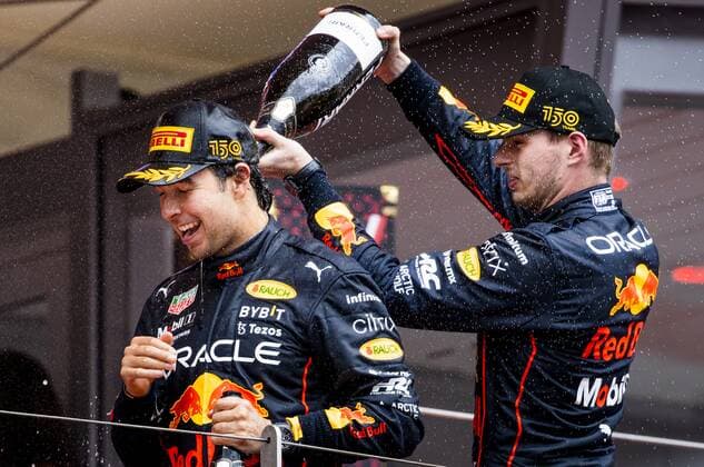 Sport Bilder des Tages MONTE-CARLO - Sergio Perez (Red Bull Racing) and Max Verstappen (Red Bull Racing) on the podium after the F1 Grand Prix of Monaco at Circuit de Monaco on May 29, 2022 in Monte-Carlo, Monaco. REMKO DE WAAL F1 Grand Prix van Monaco, RACE 2022 xVIxANPxSportx xxANPxIVx