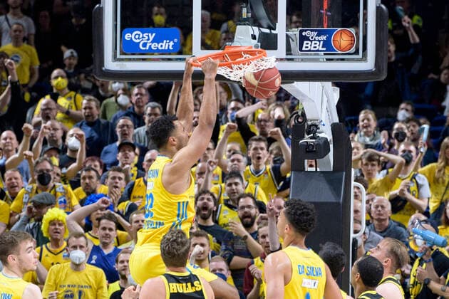 Sport Bilder des Tages Johannes Thiemann (Alba Berlin, 32), Korb, drin, dunkin, GER, Alba Berlin vs MHP Riesen Ludwigsburg, BBL, Basketball - Bundesliga - Maenner, Playoff 2022, Spiel 2, Halbfinale, Saison 2021 2022, 29.05.2022, GER, Alba Berlin vs MHP Riesen Ludwigsburg, BBL, Basketball - Bundesliga - Maenner, Spiel 2, Playoff 2022,Halbfinale, Saison 2021 2022, 29.05.2022, Berlin *** Johannes Thiemann Alba Berlin, 32 , basket, inside, dunkin, GER, Alba Berlin vs MHP Riesen Ludwigsburg, BBL, Basketball Bundesliga Maenner, Playoff 2022, Game 2, Semifinal, Season 2021 2022, 29 05 2022, GER, Alba Berlin vs MHP Riesen Ludwigsburg, BBL, Basketball Bundesliga Maenner, Game 2, Playoff 2022,Semifinal, Season 2021 2022, 29 05 2022, Berlin Copyright: xEibner-Pressefoto UwexKochx EP_UKH