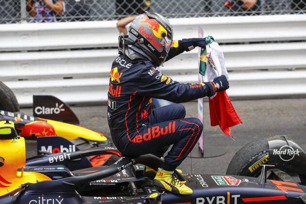 PEREZ Sergio (mex), Red Bull Racing RB18, portrait celebration during the Formula 1 Grand Prix de Monaco 2022, 7th round of the 2022 FIA Formula One World Championship, WM, Weltmeisterschaft on the Circuit de Monaco, from May 27 to 29, 2022 in Monte-Carlo, Monaco - F1 - MONACO GRAND PRIX 2022 - Race DPPI Panoramic  00122019__B3_0251