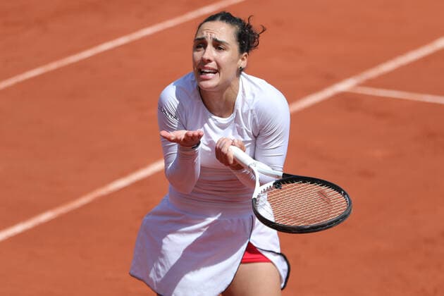 29th May 2022; Roland Garros, Paris, France: French Open Tennis tournament: Martina Trevisan (ITA) please with her coach for help during her match with Aliaksandra Sasnovich  ActionPlus12394606 JonxBromley
