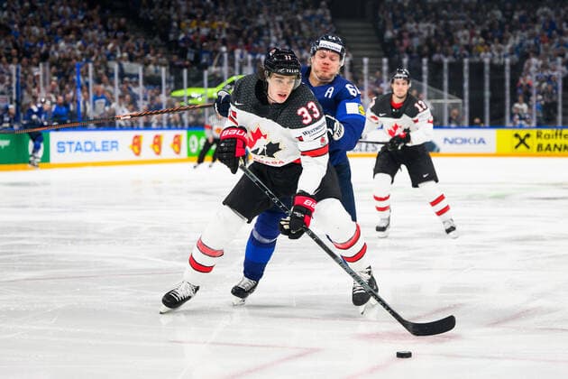 Eishockey, WM Finale, Finnland - Kanada 220529 Ryan Graves of Canada and Mikael Granlund of Finland during the 2022 IIHF Ice hockey, Eishockey World Championship, WM, Weltmeisterschaft gold medal game between Finland and Canada on May 29, 2022 in Tampere. Photo: Maxim Thore BILDBYRAN kod MT MT0408 ishockey ice hockey ishockey-vm iihf ice hockey world championship finland kanada canada bbeng Copyright: MAXIMxTHORE BB220529MT072