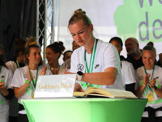 VfL Wolfsburg Frauen, Rathausempfang Wolfsburg, Der deutsche Frauenfußballmeister VfL Wolfsburg und DFB-Pokalsieger 2022 ist auf einer Bühne vor dem Rathaus in Wolfsburg am 29.05.20022 empfangen worden, Alexandra Popp (VfL Wolfsburg) trägt sich ins Goldene Buch der Stadt Wolfsburg ein. Wolfsburg