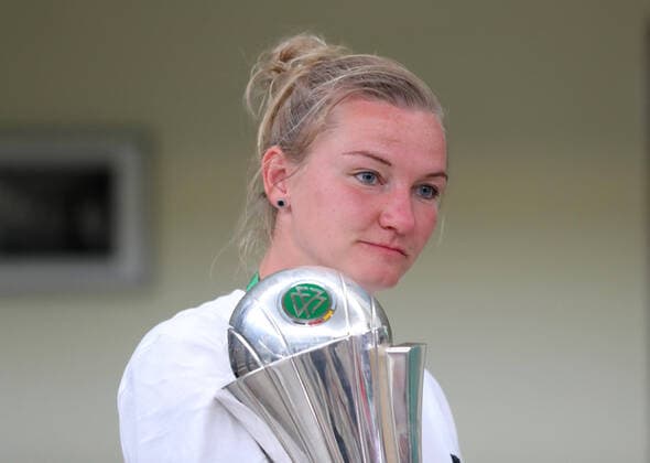 VfL Wolfsburg Frauen, Rathausempfang Wolfsburg, Der deutsche Frauenfußballmeister VfL Wolfsburg und DFB-Pokalsieger 2022 ist auf einer Bühne vor dem Rathaus in Wolfsburg am 29.05.20022 empfangen worden. Alexandra Popp (VfL Wolfsburg) Wolfsburg