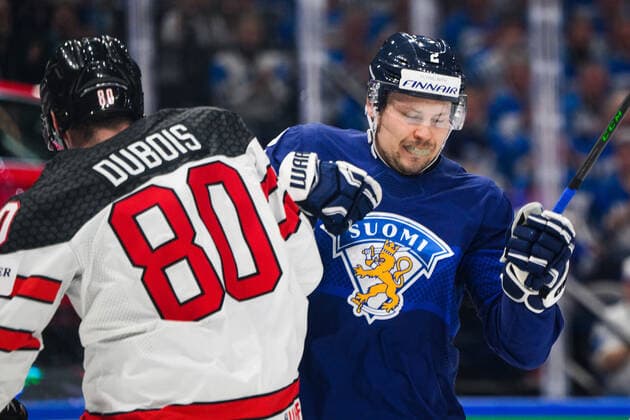 Eishockey, WM Finale, Finnland - Kanada 220529 Pierre-Luc Dubois of Canada and Ville Pokka of Finland during the 2022 IIHF Ice hockey, Eishockey World Championship, WM, Weltmeisterschaft gold medal game between Finland and Canada on May 29, 2022 in Tampere. Photo: Maxim Thore BILDBYRAN kod MT MT0408 ishockey ice hockey ishockey-vm iihf ice hockey world championship finland kanada canada bbeng Copyright: MAXIMxTHORE BB220529MT082