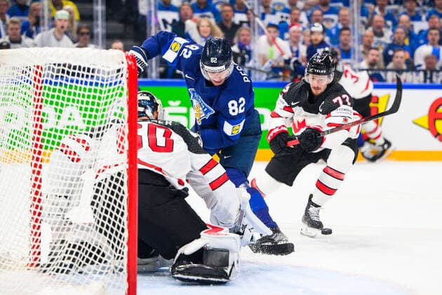 Eishockey, WM Finale, Finnland - Kanada 220529 Harri Pesonen of Finland and Thomas Chabot of Canada during the 2022 IIHF Ice hockey, Eishockey World Championship, WM, Weltmeisterschaft gold medal game between Finland and Canada on May 29, 2022 in Tampere. Photo: Maxim Thore BILDBYRAN kod MT MT0408 ishockey ice hockey ishockey-vm iihf ice hockey world championship finland kanada canada bbeng Copyright: MAXIMxTHORE BB220529MT084
