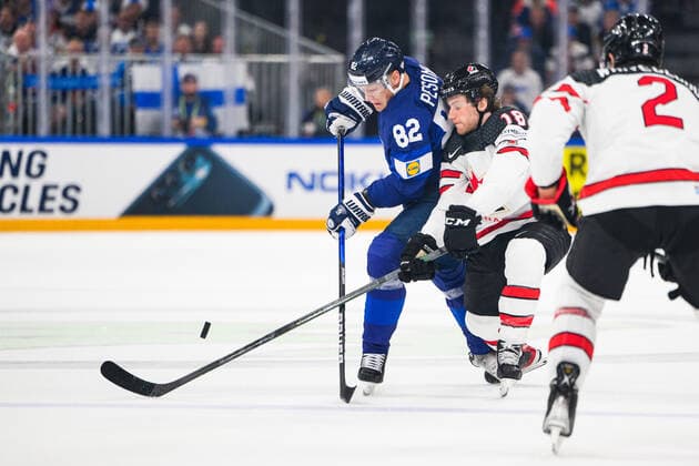 Eishockey, WM Finale, Finnland - Kanada 220529 Harri Pesonen of Finland and Dawson Mercer of Canada during the 2022 IIHF Ice hockey, Eishockey World Championship, WM, Weltmeisterschaft gold medal game between Finland and Canada on May 29, 2022 in Tampere. Photo: Maxim Thore BILDBYRAN kod MT MT0408 ishockey ice hockey ishockey-vm iihf ice hockey world championship finland kanada canada bbeng Copyright: MAXIMxTHORE BB220529MT089