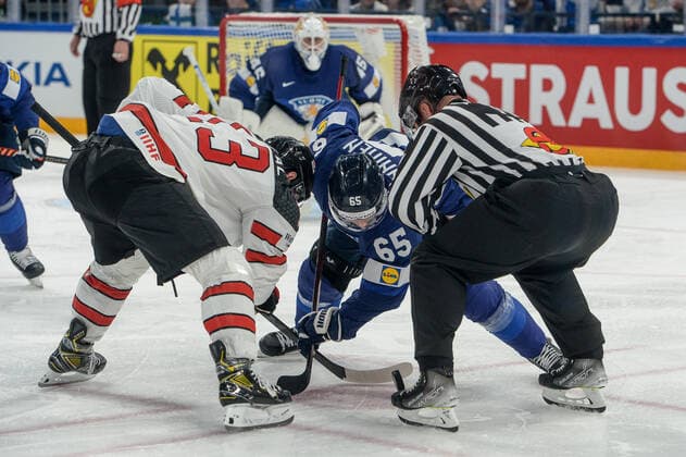 Eishockey, WM Finale, Finnland - Kanada 29.05.2022, Tampere, Nokia Arena, Finland v Canada - 2022 IIHF Ice hockey, Eishockey World Championship, WM, Weltmeisterschaft 13 Matt Barzal (Canada) against 65 Sakari Manninen (Finland) Tampere Nokia Arena Pirkanmaa Finland Copyright: xJustPictures.ch AndreaxBrancax