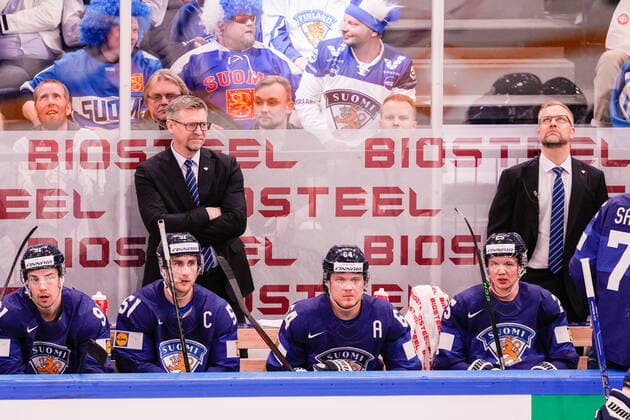 Eishockey, WM Finale, Finnland - Kanada TAMPERE, FINLAND - MAY 29: head coach Jukka Jalonen of Finland (L) during the 2022 IIHF Ice hockey, Eishockey World Championship, WM, Weltmeisterschaft match between Finland and Canada at Nokia Arena on May 29, 2022 in Tampere, Finland. Tampere Nokia Arena Finland Copyright: xJustPictures.ch JarixPestelaccix