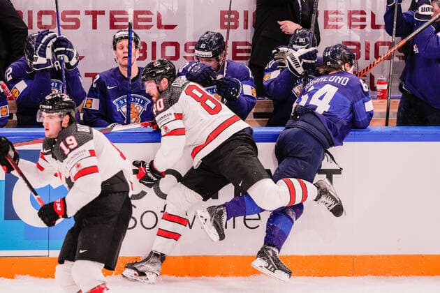 Eishockey, WM Finale, Finnland - Kanada TAMPERE, FINLAND - MAY 29: Mikael Granlund of Finland (R) against Pierre-Luc Dubois of Canada (L) during the 2022 IIHF Ice hockey, Eishockey World Championship, WM, Weltmeisterschaft match between Finland and Canada at Nokia Arena on May 29, 2022 in Tampere, Finland. Tampere Nokia Arena Finland Copyright: xJustPictures.ch JarixPestelaccix