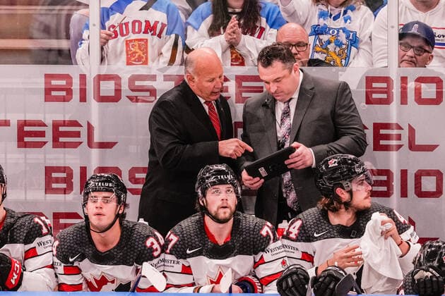 Eishockey, WM Finale, Finnland - Kanada TAMPERE, FINLAND - MAY 29: head coach Claude Julien of Canada (L) talks to assistant coach D J Smith of Canada (R) during the 2022 IIHF Ice hockey, Eishockey World Championship, WM, Weltmeisterschaft match between Finland and Canada at Nokia Arena on May 29, 2022 in Tampere, Finland. Tampere Nokia Arena Finland Copyright: xJustPictures.ch JarixPestelaccix