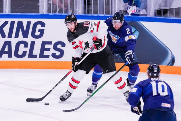 Eishockey, WM Finale, Finnland - Kanada TAMPERE, FINLAND - MAY 29: Nicolas Roy of Canada (L) against Ville Pokka of Finland (R) during the 2022 IIHF Ice hockey, Eishockey World Championship, WM, Weltmeisterschaft match between Finland and Canada at Nokia Arena on May 29, 2022 in Tampere, Finland. Tampere Nokia Arena Finland Copyright: xJustPictures.ch JarixPestelaccix