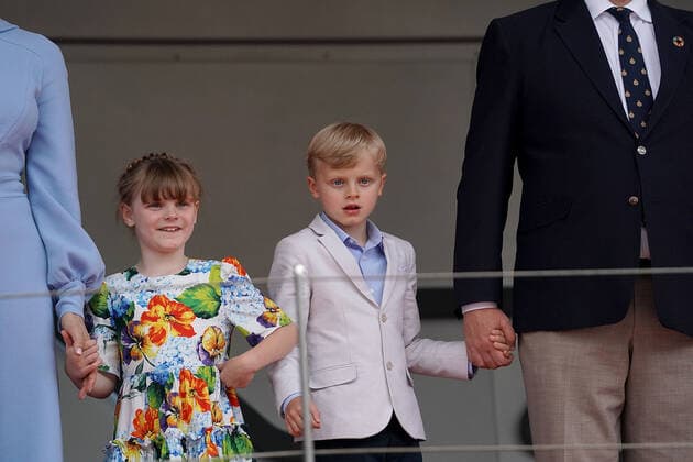 29.05.2022, Monaco Circuit, Monte Carlo, FORMULA 1 GRAND PRIX DE MONACO 2022 , im Bild Charlene Lynette Grimaldi, Fürstin von Monaco, Tochter Gabriella von Monaco, Sohn Jacques von Monaco, Albert II. Fürst von Monaco (Foto EU-Images) Monte Carlo Monaco Circuit Monaco