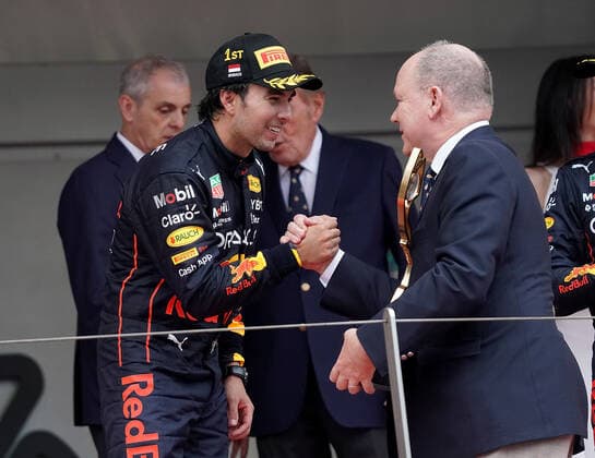 29.05.2022, Monaco Circuit, Monte Carlo, FORMULA 1 GRAND PRIX DE MONACO 2022 , im Bild Sieger Sergio Perez (MEX), Oracle Red Bull Racing, Albert II. Fürst von Monaco (Foto EU-Images) Monte Carlo Monaco Circuit Monaco
